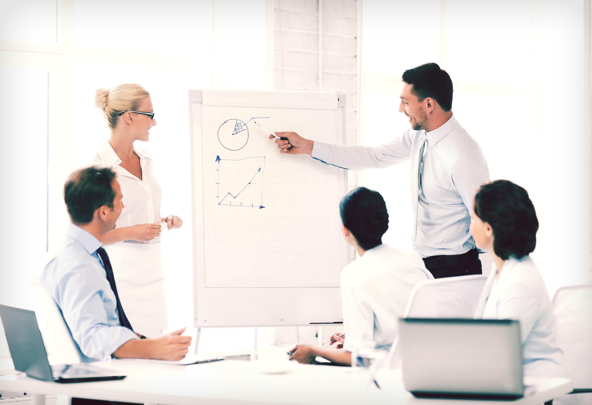 Workshopraum mit Tischen und Flipchart